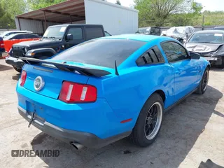 2010 Ford Mustang GT z VIN 1ZVBP8CH0A5113940, wystawiony jako IAAI lot #42068181 z przebiegiem 131 760 mil mil oraz . Historia ofert i sprzedaży dostępna na DreamBid. Obrazek 4.