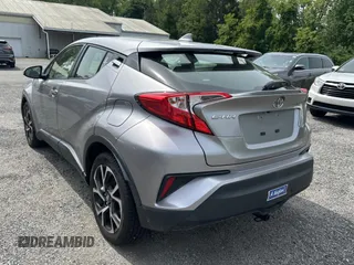 2018 Toyota C-HR XLE z VIN JTNKHMBX1J1008358, wystawiony jako Copart lot #58927015 z przebiegiem 157 018 mil mil oraz Tytuł czysty. Historia ofert i sprzedaży dostępna na DreamBid. Obrazek 3.