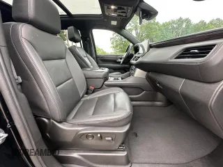 2023 Chevrolet Suburban LT z VIN 1GNSCCKD1PR309197, wystawiony jako Copart lot #62896615 z przebiegiem 184 279 mil mil oraz Czysty tytuł • Clean title. Historia ofert i sprzedaży dostępna na DreamBid. Obrazek 5.