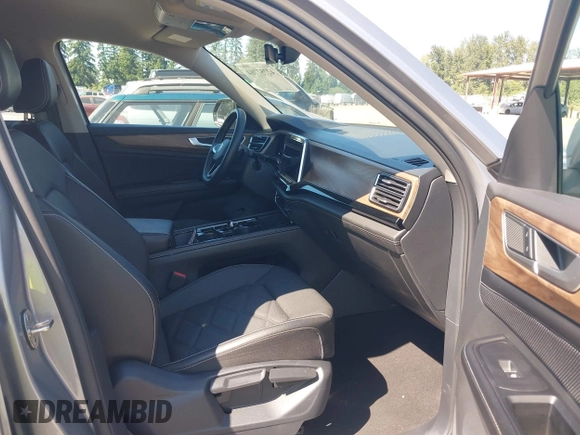 2024 Volkswagen Atlas SE with VIN 1V2HR2CA9RC531636, listed as a IAAI auction lot 42757784 with 40,257 mi miles and . Bid and sale history available at DreamBid. Image 5.