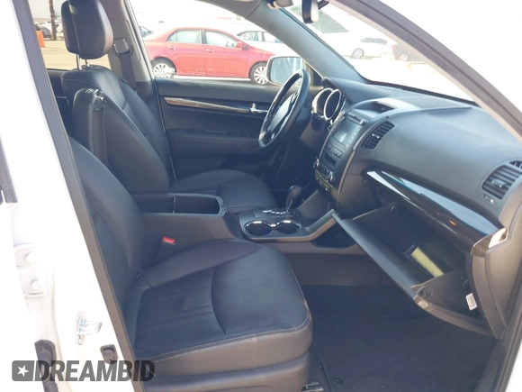 2013 Kia Sorento SX z VIN 5XYKW4A29DG325731, wystawiony jako IAAI lot #42300890 z przebiegiem 62 410 mil mil oraz . Historia ofert i sprzedaży dostępna na DreamBid. Obrazek 5.
