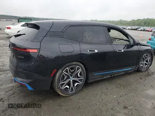 2023 BMW iX xDrive50 z VIN WB523CF00PCL83127, wystawiony jako Copart lot #49927914 z przebiegiem Nie podano mil oraz . Historia ofert i sprzedaży dostępna na DreamBid. Obrazek 3.