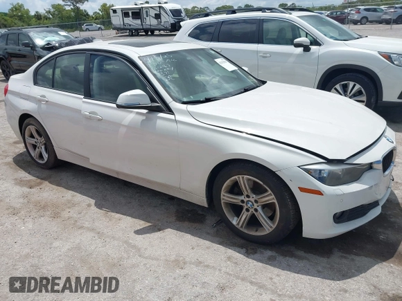 2013 BMW 3 Series 320i xDrive z VIN WBA3C3C54DF982676, wystawiony jako IAAI lot #42155003 z przebiegiem Nie podano mil oraz . Historia ofert i sprzedaży dostępna na DreamBid. Obrazek 1.