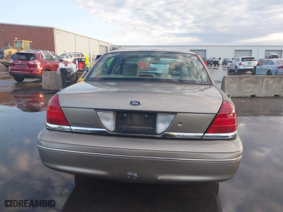 2005 Ford Crown Victoria LX with VIN 2FAFP74W55X130190, listed as a IAAI auction lot 41138306 with 122,738 mi miles. Bid and sale history available at carsss.com. Image 15.