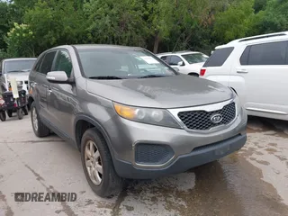2012 Kia Sorento LX z VIN 5XYKT3A17CG295038, wystawiony jako IAAI lot #42294463 z przebiegiem 185 089 mil mil oraz . Historia ofert i sprzedaży dostępna na DreamBid. Obrazek 1.