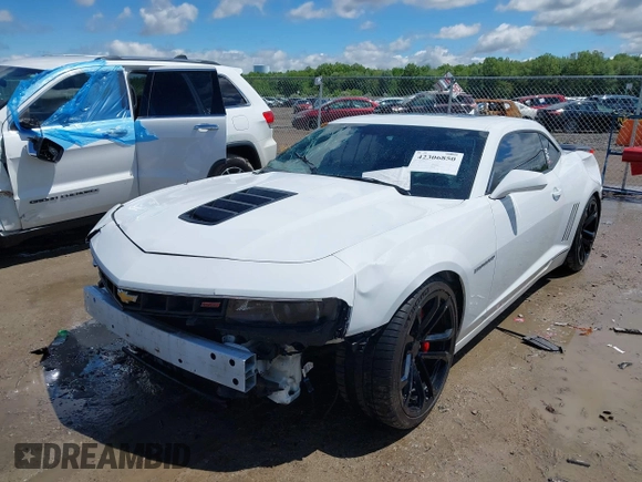 2015 Chevrolet Camaro SS z VIN 2G1FJ1EW8F9105046, wystawiony jako IAAI lot #42306850 z przebiegiem 59 861 mil mil oraz . Historia ofert i sprzedaży dostępna na DreamBid. Obrazek 18.