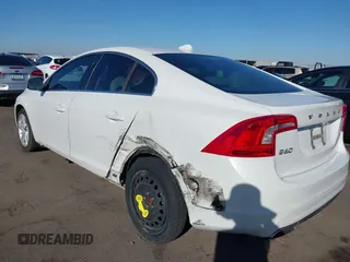 2015 Volvo S60 T5 Drive-E Premier z VIN YV140MFB4F2301427, wystawiony jako IAAI lot #41677045 z przebiegiem 103 262 mil mil oraz . Historia ofert i sprzedaży dostępna na DreamBid. Obrazek 6.