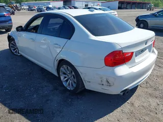 2011 BMW 3 Series 328i z VIN WBAPH5C55BF093784, wystawiony jako IAAI lot #42215106 z przebiegiem 119 577 mil mil oraz . Historia ofert i sprzedaży dostępna na DreamBid. Obrazek 3.