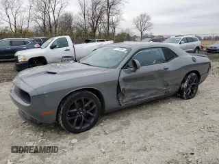 2019 Dodge Challenger SXT z VIN 2C3CDZAG7KH614628, wystawiony jako Copart lot #81876384 z przebiegiem 99 141 mil mil oraz Szkody całkowita. Historia ofert i sprzedaży dostępna na DreamBid. Obrazek 1.