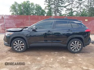 2024 Toyota Corolla Cross XLE z VIN 7MUDAAAG4RV099759, wystawiony jako IAAI lot #42123306 z przebiegiem 6 259 mil mil oraz . Historia ofert i sprzedaży dostępna na DreamBid. Obrazek 15.