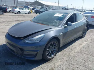 2020 Tesla Model 3 Standard Range Plus z VIN 5YJ3E1EA4LF597181, wystawiony jako IAAI lot #42283159 z przebiegiem 109 993 mil mil oraz . Historia ofert i sprzedaży dostępna na DreamBid. Obrazek 18.