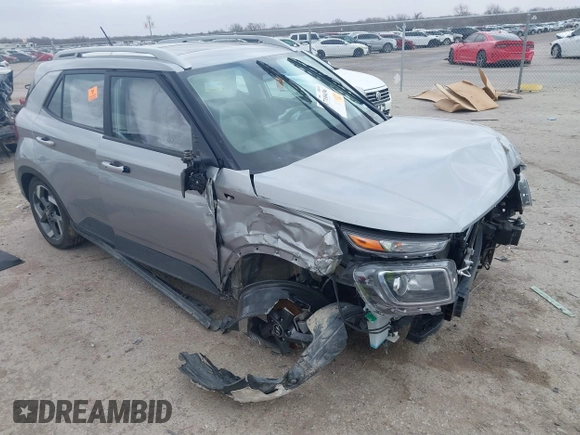 2024 Hyundai Venue SEL z VIN KMHRC8A36RU333987, wystawiony jako IAAI lot #41710436 z przebiegiem 7 701 mil mil oraz . Historia ofert i sprzedaży dostępna na DreamBid. Obrazek 1.
