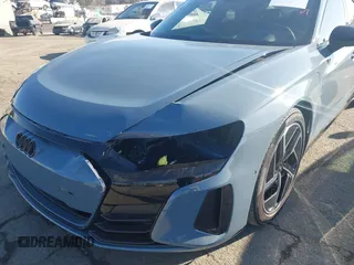 2024 Audi RS e-tron GT z VIN WAUBHBFWXR7901127, wystawiony jako IAAI lot #41220023 z przebiegiem 3414 mil mil oraz . Historia ofert i sprzedaży dostępna na DreamBid. Obrazek 6.