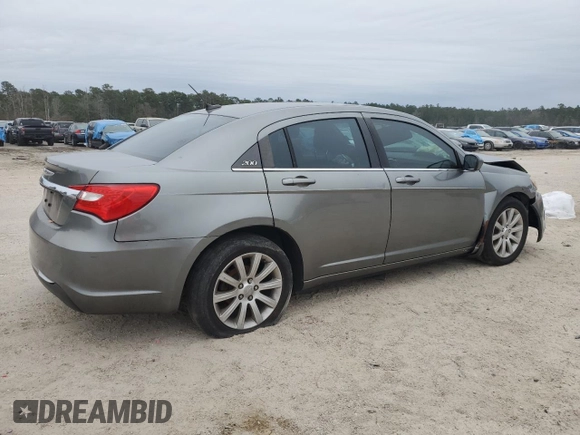2013 Chrysler 200 Touring z VIN 1C3CCBBB2DN584591, wystawiony jako Copart lot #41503815 z przebiegiem Nie podano mil oraz Szkoda całkowita • Salvage title. Historia ofert i sprzedaży dostępna na DreamBid. Obrazek 3.