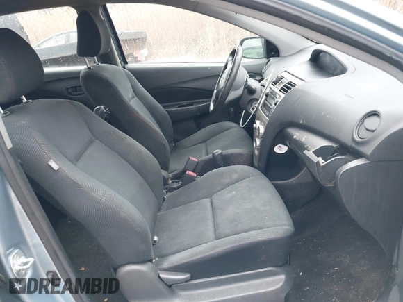 2009 Toyota Yaris z VIN JTDBT903391314800, wystawiony jako IAAI lot #41341594 z przebiegiem 119 610 mil mil oraz . Historia ofert i sprzedaży dostępna na DreamBid. Obrazek 5.