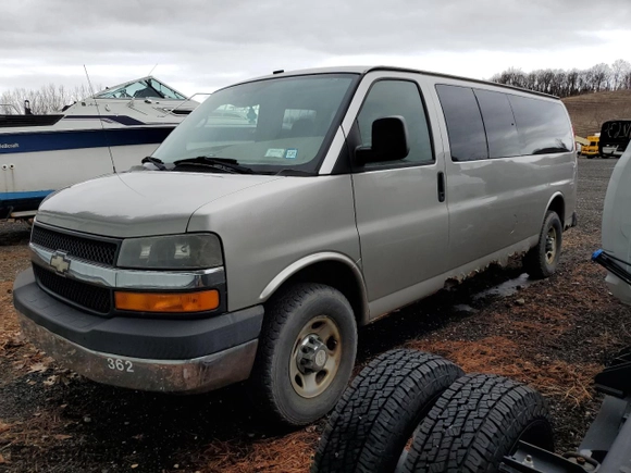2008 Chevrolet Express Passenger with VIN 1GAHG39K781130764, listed as a Copart auction lot 46990255 with 68,470 mi miles and Clean Title. Bid and sale history available at carsss.com. Image 1.