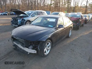 2013 BMW 3 Series 320i xDrive z VIN WBA3C3C52DF981204, wystawiony jako IAAI lot #41731595 z przebiegiem 82 514 mil mil oraz . Historia ofert i sprzedaży dostępna na DreamBid. Obrazek 2.