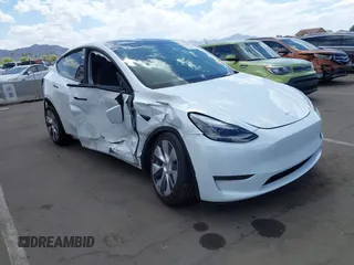 2024 Tesla Model Y Long Range z VIN 7SAYGDEEXRA257658, wystawiony jako IAAI lot #42012924 z przebiegiem 13 941 mil mil oraz . Historia ofert i sprzedaży dostępna na DreamBid. Obrazek 1.