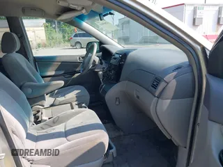 2005 Toyota Sienna CE z VIN 5TDZA23C05S358385, wystawiony jako IAAI lot #42469093 z przebiegiem 139 602 mil mil oraz . Historia ofert i sprzedaży dostępna na DreamBid. Obrazek 5.