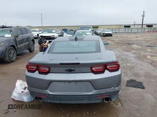 2020 Chevrolet Camaro 1LT z VIN 1G1FB1RX9L0128079, wystawiony jako IAAI lot #41173693 z przebiegiem 88 846 mil mil oraz . Historia ofert i sprzedaży dostępna na DreamBid. Obrazek 16.
