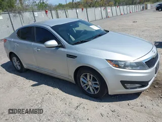 2013 Kia Optima LX z VIN 5XXGM4A74DG236712, wystawiony jako IAAI lot #42115747 z przebiegiem 139 478 mil mil oraz . Historia ofert i sprzedaży dostępna na DreamBid. Obrazek 1.