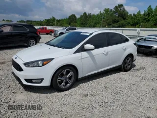 2018 Ford Focus SE z VIN 1FADP3FE3JL303295, wystawiony jako Copart lot #56208505 z przebiegiem 93 039 mil mil oraz Czysty tytuł • Clean title. Historia ofert i sprzedaży dostępna na DreamBid. Obrazek 1.