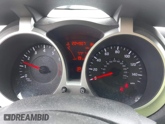 2013 Nissan Juke SV z VIN JN8AF5MR2DT223447, wystawiony jako IAAI lot #42232800 z przebiegiem 204 907 mil mil oraz . Historia ofert i sprzedaży dostępna na DreamBid. Obrazek 7.