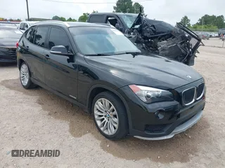 2015 BMW X1 sDrive28i z VIN WBAVM1C58FV314530, wystawiony jako IAAI lot #42184209 z przebiegiem 148 619 mil mil oraz . Historia ofert i sprzedaży dostępna na DreamBid. Obrazek 1.