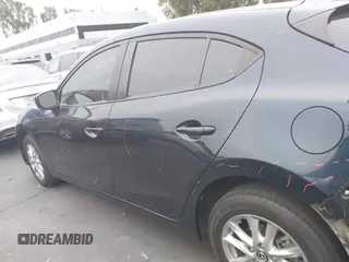 2018 Mazda 3 Sport z VIN 3MZBN1K76JM212245, wystawiony jako IAAI lot #42348528 z przebiegiem 77 994 mil mil oraz . Historia ofert i sprzedaży dostępna na DreamBid. Obrazek 15.