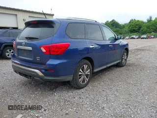 2017 Nissan Pathfinder SV z VIN 5N1DR2MMXHC613443, wystawiony jako IAAI lot #42370891 z przebiegiem 135 460 mil mil oraz . Historia ofert i sprzedaży dostępna na DreamBid. Obrazek 4.