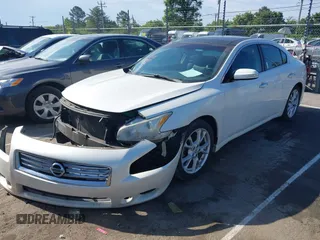 2013 Nissan Maxima SV z VIN 1N4AA5AP0DC821880, wystawiony jako IAAI lot #42222182 z przebiegiem 134 622 mil mil oraz . Historia ofert i sprzedaży dostępna na DreamBid. Obrazek 2.