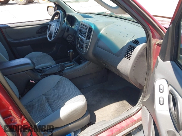 2005 Ford Escape XLT z VIN 1FMYU03125KA93980, wystawiony jako IAAI lot #42851032 z przebiegiem 196 031 mil mil oraz . Historia ofert i sprzedaży dostępna na DreamBid. Obrazek 5.