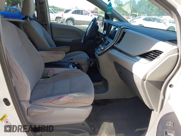 2016 Toyota Sienna L z VIN 5TDZK3DC7GS735427, wystawiony jako IAAI lot #42333624 z przebiegiem 82 599 mil mil oraz . Historia ofert i sprzedaży dostępna na DreamBid. Obrazek 5.