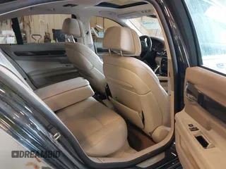 2013 BMW 7 Series 750i xDrive z VIN WBAYB6C56DC997904, wystawiony jako IAAI lot #42529968 z przebiegiem Nie podano mil oraz . Historia ofert i sprzedaży dostępna na DreamBid. Obrazek 8.