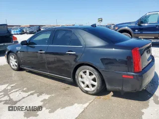 2009 Cadillac STS RWD z VIN 1G6DW67V390103790, wystawiony jako Copart lot #56596915 z przebiegiem 57 537 mil mil oraz Czysty tytuł • Clean title. Historia ofert i sprzedaży dostępna na DreamBid. Obrazek 2.
