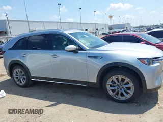 2025 Mazda CX-90 Premium Plus Package z VIN JM3KKEHD1S1228777, wystawiony jako IAAI lot #42218405 z przebiegiem 1 582 mil mil oraz . Historia ofert i sprzedaży dostępna na DreamBid. Obrazek 13.