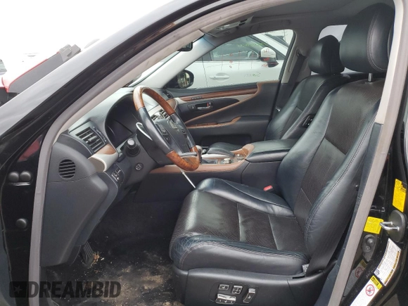 2013 Lexus LS 460 z VIN JTHCL5EF1D5015905, wystawiony jako Copart lot #81110004 z przebiegiem 121 676 mil mil oraz Szkoda całkowita • Salvage title. Historia ofert i sprzedaży dostępna na DreamBid. Obrazek 7.