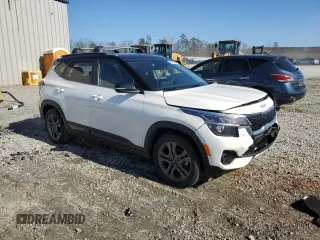 2023 Kia Seltos S z VIN KNDEU2AA5P7384758, wystawiony jako Copart lot #43904855 z przebiegiem 48 559 mil mil oraz Szkoda całkowita • Salvage title. Historia ofert i sprzedaży dostępna na DreamBid. Obrazek 4.