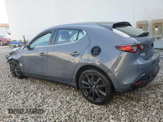 2024 Mazda 3 S Carbon Edition z VIN JM1BPBLM5R1709674, wystawiony jako Copart lot #62645125 z przebiegiem Nie podano mil oraz Nie do naprawy • Non repairable. Historia ofert i sprzedaży dostępna na DreamBid. Obrazek 2.