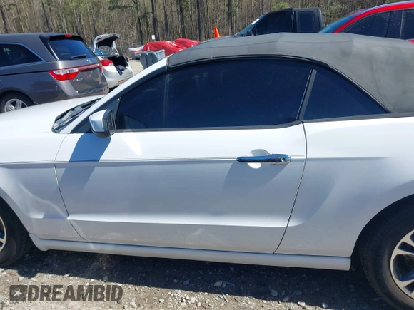 2014 Ford Mustang V6 z VIN 1ZVBP8EM5E5213273, wystawiony jako IAAI lot #41833081 z przebiegiem 123 857 mil mil oraz . Historia ofert i sprzedaży dostępna na DreamBid. Obrazek 15.