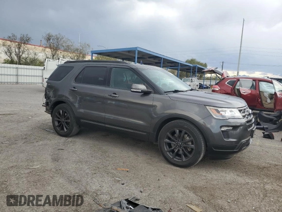 2018 Ford Explorer XLT z VIN 1FM5K7DH8JGA42798, wystawiony jako Copart lot #59027985 z przebiegiem 92 088 mil mil oraz Szkoda całkowita • Salvage title. Historia ofert i sprzedaży dostępna na DreamBid. Obrazek 4.