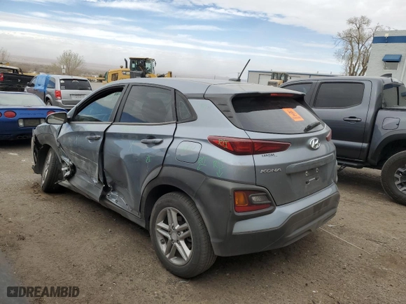 2020 Hyundai Kona SE with VIN KM8K12AAXLU501821, listed as a Copart auction lot 47830955 with 43,142 mi miles and Salvage Title. Bid and sale history available at carsss.com. Image 2.