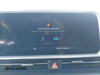 2023 Hyundai Ioniq 6 SEL z VIN KMHM34AA0PA028579, wystawiony jako IAAI lot #42171621 z przebiegiem 24 606 mil mil oraz . Historia ofert i sprzedaży dostępna na DreamBid. Obrazek 19.