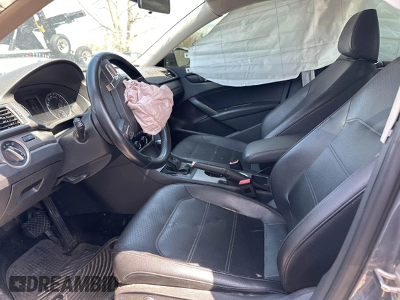 2015 Volkswagen Passat SE z VIN 1VWBV7A38FC025826, wystawiony jako IAAI lot #42108113 z przebiegiem 139 459 mil mil oraz . Historia ofert i sprzedaży dostępna na DreamBid. Obrazek 5.