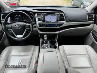 2017 Toyota Highlander XLE z VIN 5TDJZRFH5HS460260, wystawiony jako Copart lot #58095215 z przebiegiem 146 695 mil mil oraz Tytuł czysty. Historia ofert i sprzedaży dostępna na DreamBid. Obrazek 9.