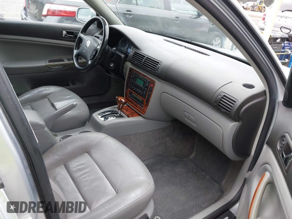 2003 Volkswagen Passat GLX z VIN WVWYH63B73E070842, wystawiony jako IAAI lot #42272467 z przebiegiem 147 851 mil mil oraz . Historia ofert i sprzedaży dostępna na DreamBid. Obrazek 5.