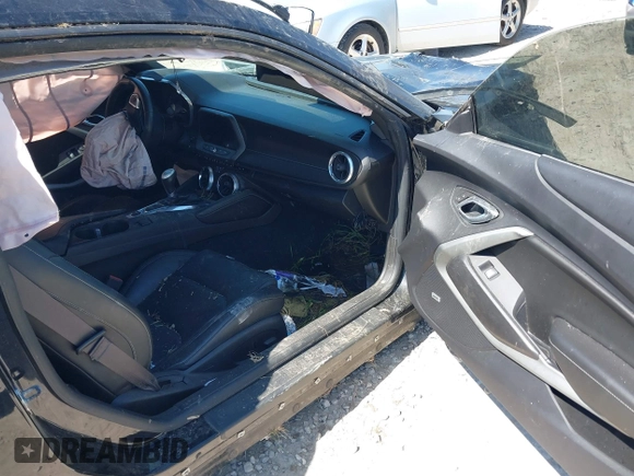 2016 Chevrolet Camaro 2LT z VIN 1G1FD1RS6G0127380, wystawiony jako IAAI lot #41984666 z przebiegiem 228 802 mil mil oraz . Historia ofert i sprzedaży dostępna na DreamBid. Obrazek 5.