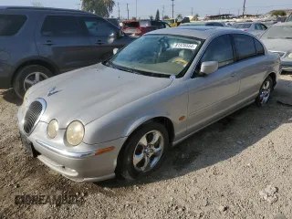 2000 Jaguar S-Type V6 z VIN SAJDA01CXYFL08813, wystawiony jako Copart lot #81576554 z przebiegiem 172 789 mil mil oraz Czysty tytuł • Clean title. Historia ofert i sprzedaży dostępna na DreamBid. Obrazek 1.