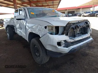 2020 Toyota Tacoma SR z VIN 5TFRX5GN5LX183280, wystawiony jako IAAI lot #42130785 z przebiegiem Nie podano mil oraz . Historia ofert i sprzedaży dostępna na DreamBid. Obrazek 1.