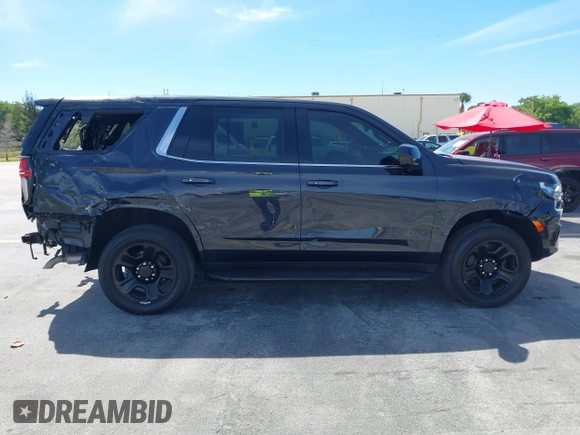 2022 Chevrolet Tahoe Commercial z VIN 1GNSCLED5NR336184, wystawiony jako IAAI lot #41729180 z przebiegiem 14 951 mil mil oraz . Historia ofert i sprzedaży dostępna na DreamBid. Obrazek 13.